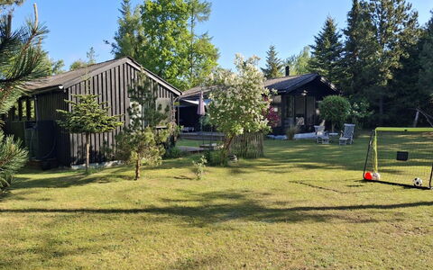 Thorunn - 250M from the Sea: Baum, Gras, Haus, Strauch, Garten, Zuhause, Rasen, Grundstueck, Hütte