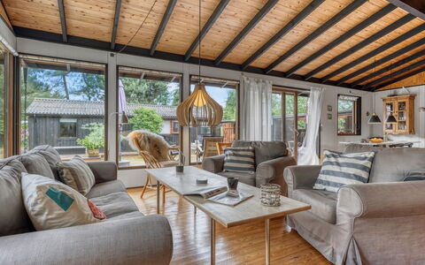 Thorunn - 250M from the Sea: Möbel, Holz, Interior Design, Couch, Decke, Flooring, Fussboden, Wohnzimmer, Zuhause, Hartholz