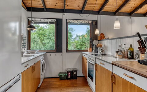 Thorunn - 250M from the Sea: Küche, Holz, Countertop, Major Appliance, Decke, Küchengerät, Interior Design, Herd, Flooring, Möbel