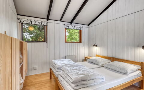 Thorunn - 250M from the Sea: Holz, Decke, Interior Design, Fussboden, Flooring, Schlafzimmer, Bett, Hartholz, Zimmer, Holzbeize