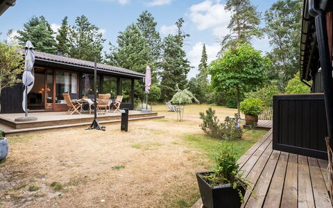 Thorunn - 250M from the Sea: Strauch, Dach, Zuhause, Haus, Hütte, Grundstueck, Garten, Schatten, Garten