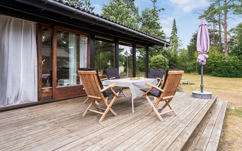 Thorunn - 250M from the Sea: Holz, Zuhause, Hütte, Hartholz, Veranda, Tür, Deck, Schatten, Planke, Gartenbauten