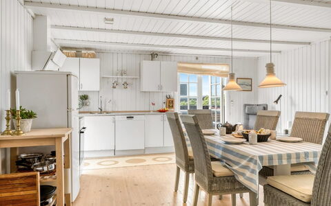 Melita - 300M from the Sea: Holz, Flooring, Möbel, Interior Design, Decke, Fussboden, Zuhause, Küche, Küche & Esszimmer Tisch, Holzboden