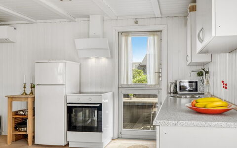 Melita - 300M from the Sea: Major Appliance, Küchengerät, Holz, Flooring, Küche, Fussboden, Interior Design, Haushaltsgerät, Countertop, Zuhause