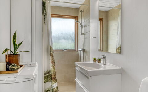 Melita - 300M from the Sea: Armatur, Interior Design, Badezimmer, Flooring, Sinken, Fussboden, Zapfhahn, Badezimmerschrank, Installation, Bad Sink