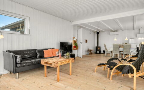 Melita - 300M from the Sea: Flooring, Holz, Fussboden, Decke, Holzboden, Interior Design, Möbel, Laminatboden, Couch, Wohnzimmer