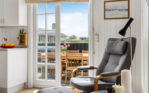 Melita - 300M from the Sea: Möbel, Flooring, Holz, Interior Design, Stuhl, Fussboden, Zuhause, Holzboden, Beleuchtung, Wohnzimmer
