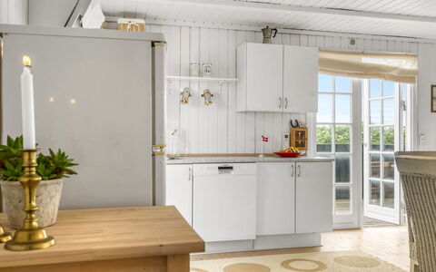 Melita - 300M from the Sea: Flooring, Küche, Holz, Interior Design, Fussboden, Countertop, Cabinetry, Major Appliance, Küchengerät, Möbel