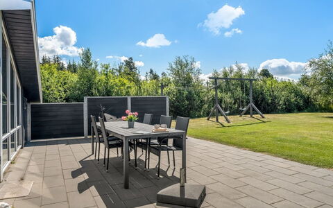 Esalina - 800M from the Sea: Gartenmöbel, Möbel, Stuhl, Schatten, Garten, Tisch Im Freien, Deck, Landscaping, Hartholz, Terrasse