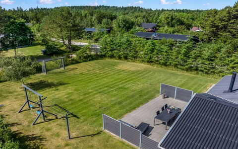 Esalina - 800M from the Sea: Grundstueck, Garten, Rasen, Landscaping, Schatten, Garten, Hinterhof, Park, Gartenbauten, Zaun