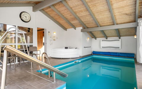 Gertrud - 800M from the Sea: Interior Design, Decke, Schwimmbad, Möbel, Resort, Dachboden, Hotel, Hartholz, Strahl, Freizeitzentrum