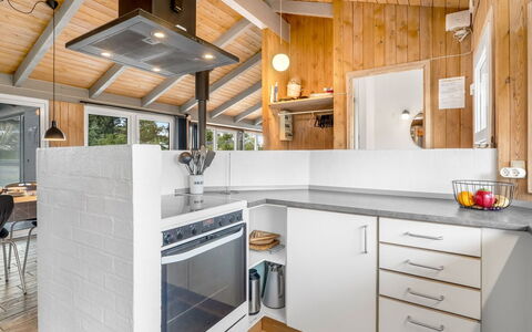 Gertrud - 800M from the Sea: Küche, Holz, Interior Design, Decke, Flooring, Countertop, Major Appliance, Küchengerät, Fussboden, Zimmer