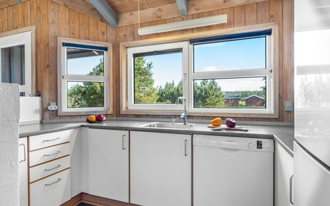 Gertrud - 800M from the Sea: Holz, Küche, Major Appliance, Küchengerät, Interior Design, Flooring, Countertop, Zuhause, Armatur, Haushaltsgerät