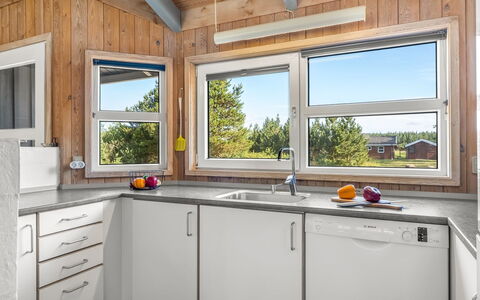 Gertrud - 800M from the Sea: Küche, Holz, Interior Design, Major Appliance, Küchengerät, Countertop, Flooring, Spüle, Zuhause, Armatur