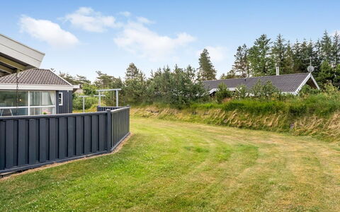 Gertrud - 800M from the Sea: Gras, Strauch, Haus, Grundstueck, Dach, Zuhause, Garten, Hütte, Rasen, Ground