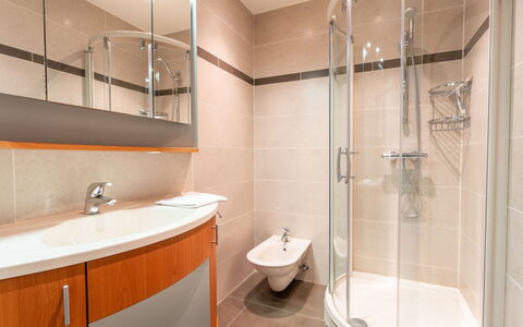 Residentie Casa Nova: Badezimmer, Armatur, Flooring, Interior Design, Fussboden, Installation, Bad Sink, Sinken, Zapfhahn, Toilette
