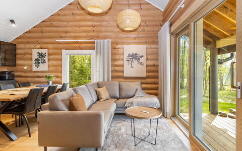 Villa Praava a: Holz, Zuhause, Flooring, Interior Design, Hütte, Wohnzimmer, Decke, Hartholz, Holzbeize, Holzboden