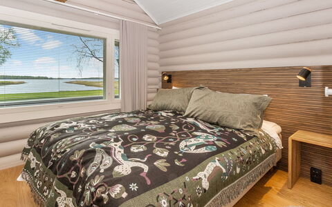 Villa Praava a: Schlafzimmer, Bett, Holz, Interior Design, Decke, Bedding, Linens, Bettdecke, Zuhause, Bettrahmen