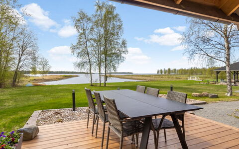 Villa Praava a: Holz, Grundstueck, Gartenmöbel, Tisch Im Freien, Hartholz, Holzboden, Deck, Stuhl, Garten