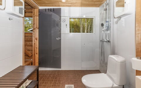 Villa Praava a: Flooring, Fussboden, Interior Design, Holz, Armatur, Decke, Badezimmer, Zimmer, Installation, Toilette
