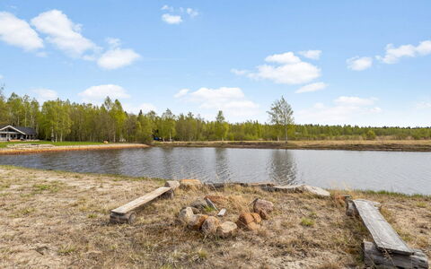 Villa Praava a: Himmel, Wasser, Wasservorräte, Gewässer, Baum, Natürlichen Umgebung, Natur, Natürliche Landschaft, Bank, Wolke