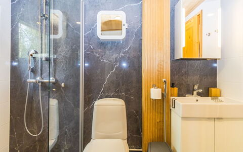 Villa Praava B: Wand, Flooring, Interior Design, Armatur, Fussboden, Badezimmer, Toilette, Bad Sink, Toilleten Sitz, Decke