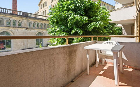 Virginia: Wohnung, Flooring, Fussboden, Eigentumswohnung, Design, Holzbeize, Daylighting, Zimmerpflanze, Balkon