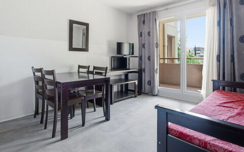 Virginia: Flooring, Fussboden, Interior Design, Möbel, Decke, Zimmer, Wohnung, Stuhl, Küche & Esszimmer Tisch, Holzboden