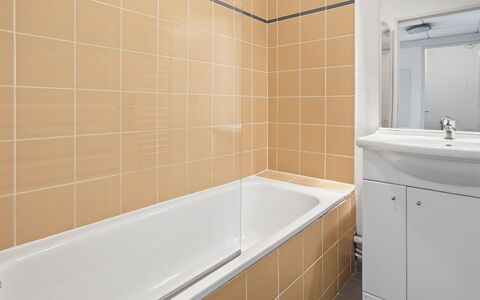 Virginia: Flooring, Armatur, Badezimmer, Fussboden, Interior Design, Installation, Fliese, Badewanne, Verbundwerkstoff, Zapfhahn