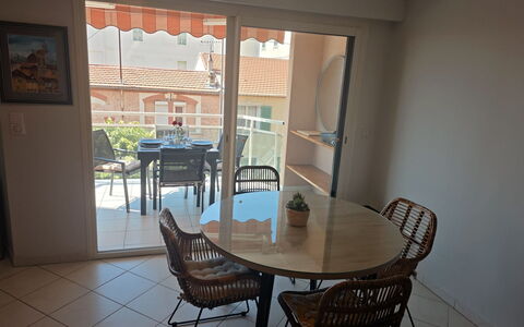 Villa Norma: Möbel, Stuhl, Tabelle, Flooring, Interior Design, Fussboden, Küche & Esszimmer Tisch, Kaffetisch, Esszimmer, Zimmer