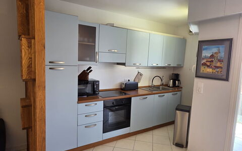 Villa Norma: Küchengerät, Küche, Countertop, Major Appliance, Cabinetry, Flooring, Spüle, Möbel, Holz, Haushaltsgerät