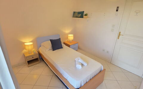 Villa Norma: Bett, Schlafzimmer, Möbel, Holz, Bettdecke, Fussboden, Bedding, Interior Design, Bettrahmen, Zimmer