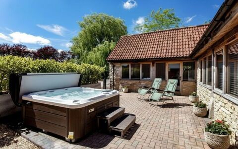 The Old Piggery at Rusty Lane Farm: Schwimmbad, Möbel, Badewanne, Resort, Eco Hotel, Gartenmöbel, Schatten, Jacuzzi, Garten