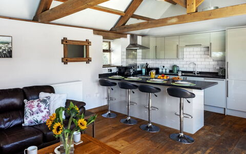 The Old Piggery at Rusty Lane Farm: Möbel, Interior Design, Flooring, Holz, Decke, Fussboden, Küche, Stuhl, Zimmer, Countertop