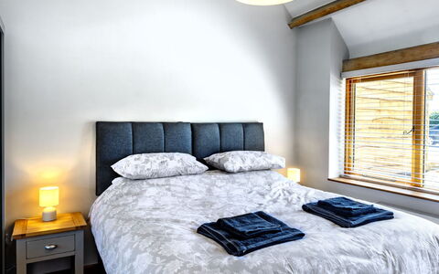 The Old Piggery at Rusty Lane Farm: Bett, Bedding, Schlafzimmer, Bettdecke, Möbel, Interior Design, Linens, Holz, Fussboden, Zuhause