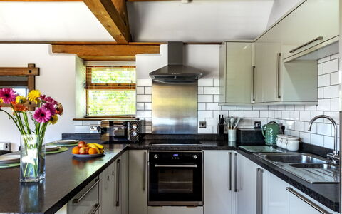 The Old Piggery at Rusty Lane Farm: Küchengerät, Küche, Countertop, Cabinetry, Major Appliance, Möbel, Interior Design, Haushaltsgerät, Herd, Herd