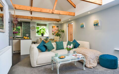 Leetor: Möbel, Interior Design, Couch, Wand, Flooring, Zimmer, Decke, Holz, Fussboden, Wohnzimmer