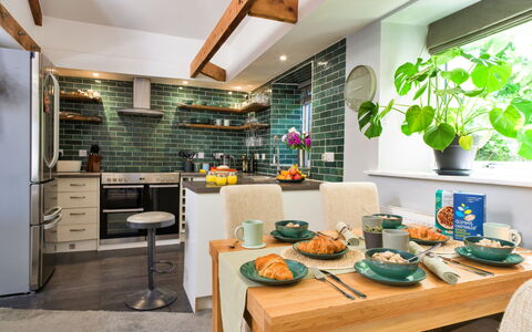 Leetor: Möbel, Küche, Interior Design, Countertop, Flooring, Wand, Holz, Küchengerät, Decke, Cabinetry