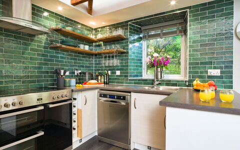 Leetor: Küche, Flooring, Countertop, Interior Design, Küchengerät, Fussboden, Major Appliance, Fliese, Cabinetry, Möbel