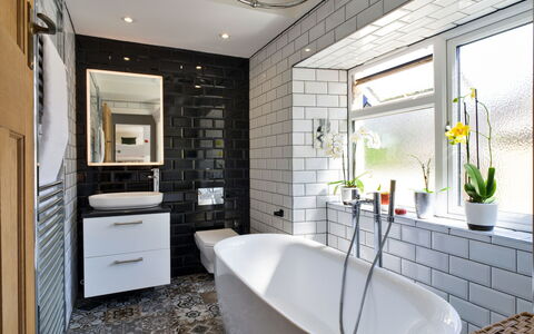 Leetor: Wand, Armatur, Badezimmer, Interior Design, Flooring, Zapfhahn, Sinken, Fussboden, Installation, Fliese