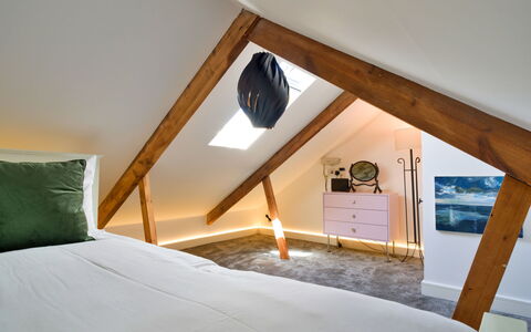 Leetor: Interior Design, Flooring, Fussboden, Möbel, Wand, Schlafzimmer, Holz, Bett, Decke, Zimmer