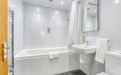 Thistle Cottage: Badezimmer, Interior Design, Flooring, Armatur, Fussboden, Badewanne, Decke, Dusche, Installation, Wohnung