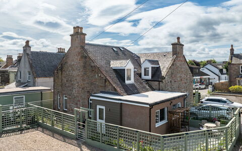 Thistle Cottage: Himmel, Gebäude, Fenster, Dach, Haus, Zuhause, Fassade, Die Architektur, Wohngebiet, Hütte