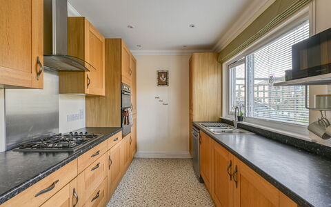 Thistle Cottage: Küche, Countertop, Cabinetry, Flooring, Interior Design, Küchengerät, Holz, Fussboden, Major Appliance, Decke