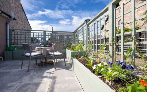 Thistle Cottage: Blumentopf, Urban Design, Wohnung, Garten, Zimmerpflanze, Gartenmöbel, Hof, Stuhl, Terrasse, Garten