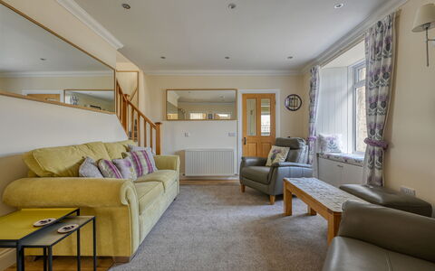 Thistle Cottage: Möbel, Interior Design, Couch, Wand, Flooring, Holz, Fussboden, Decke, Zimmer, Wohnzimmer