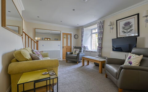 Thistle Cottage: Möbel, Interior Design, Holz, Couch, Decke, Flooring, Fussboden, Zuhause, Zimmer, Wohnzimmer
