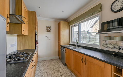 Thistle Cottage: Küche, Countertop, Cabinetry, Interior Design, Flooring, Küchengerät, Major Appliance, Holz, Fussboden, Decke