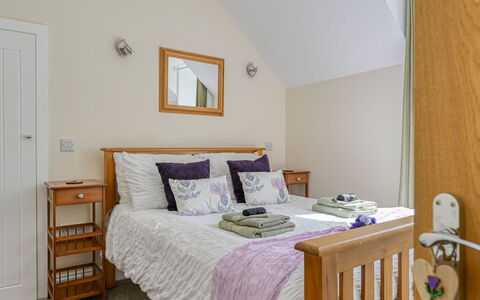 Thistle Cottage: Möbel, Bett, Schlafzimmer, Interior Design, Wand, Holz, Bedding, Flooring, Bettdecke, Fussboden