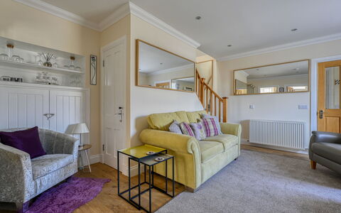 Thistle Cottage: Möbel, Interior Design, Flooring, Fussboden, Couch, Wand, Zimmer, Holz, Decke, Wohnzimmer